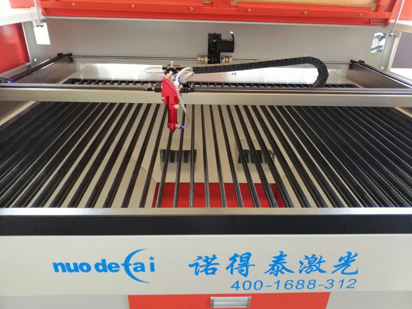 非金屬激光切割機(jī)具有哪些方面的優(yōu)點(diǎn)？