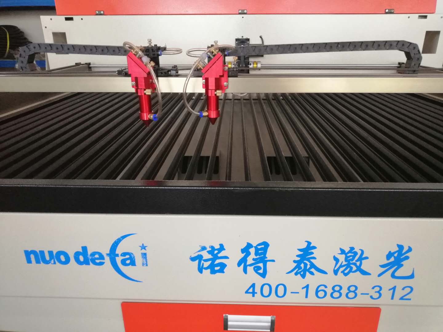 在包裝印刷行業(yè)為什么自動抓拍激光切割機比較流行？
