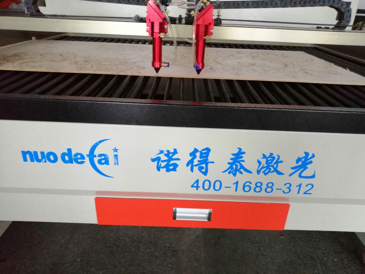 在亞克力材料上面用激光切割機(jī)雕刻操作錯誤的做法