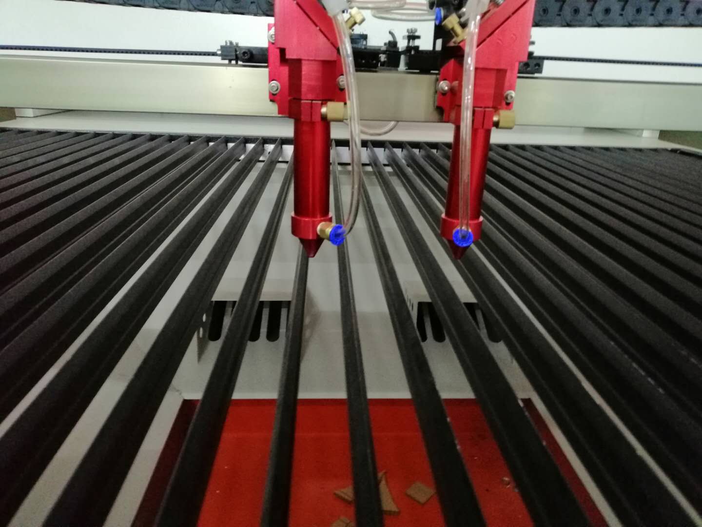 小型非金屬激光切割機(jī)設(shè)備廠家明天在哪里？