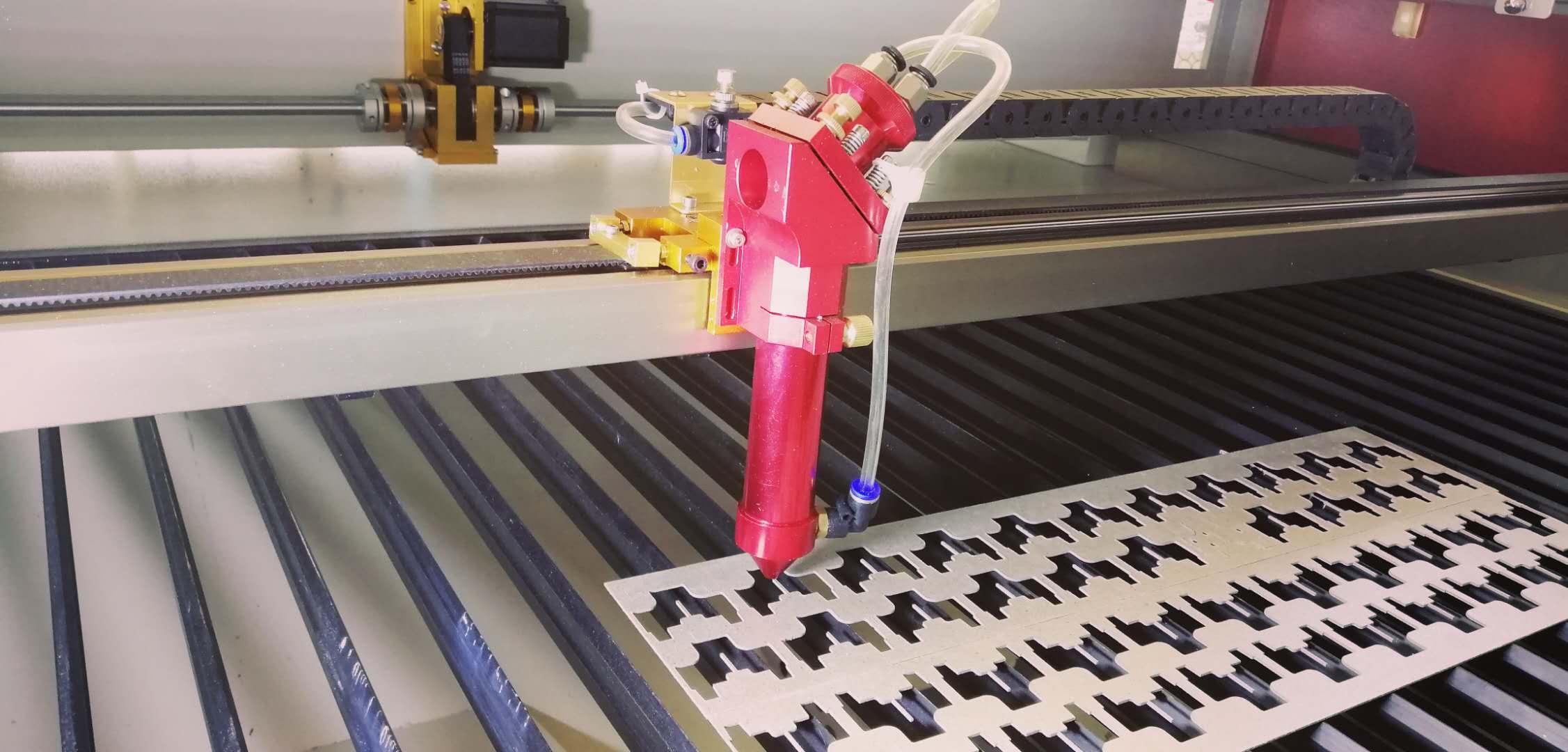 建筑模型你需要一款激光發(fā)割機(jī)，設(shè)備廠家價格不貴