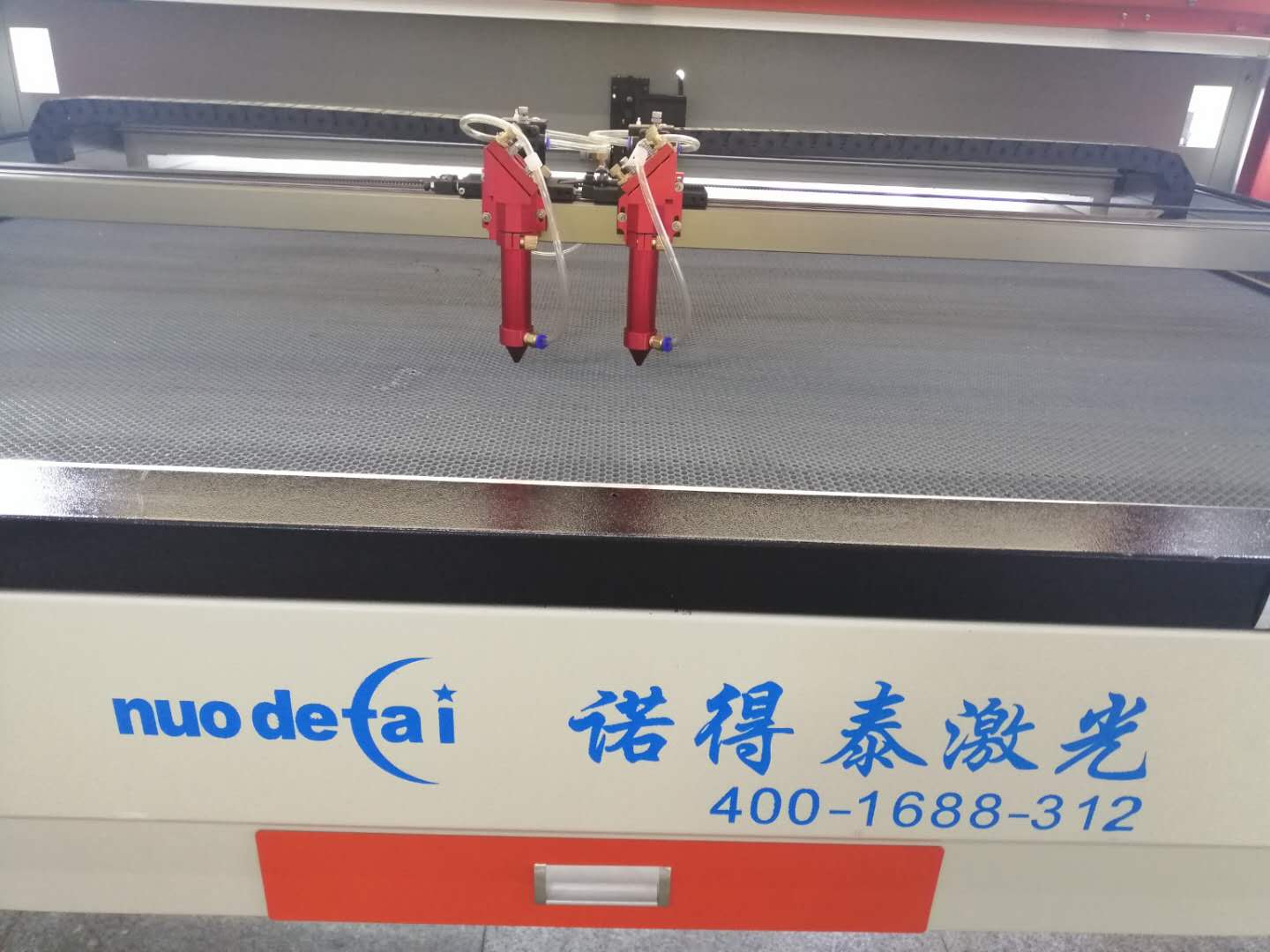 想買一臺(tái)雙頭布料激光切割機(jī)，但是不知道價(jià)格是多少？
