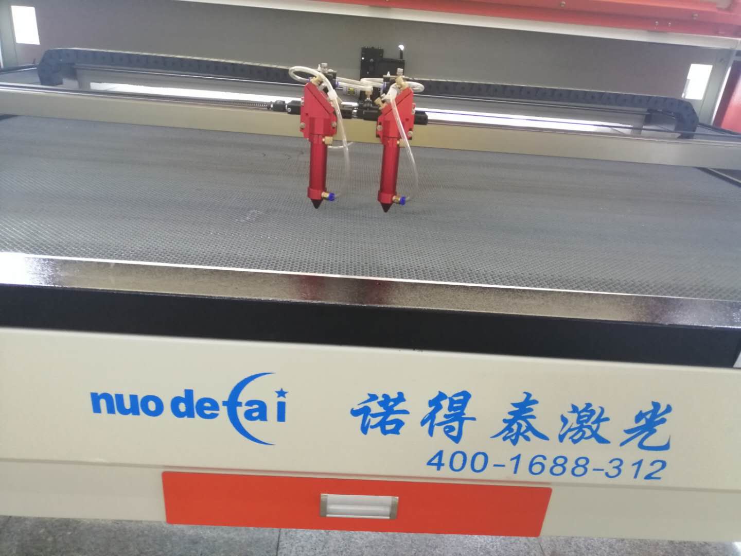 布料裁剪為什么使用激光切割機容易產生鋸齒呢？