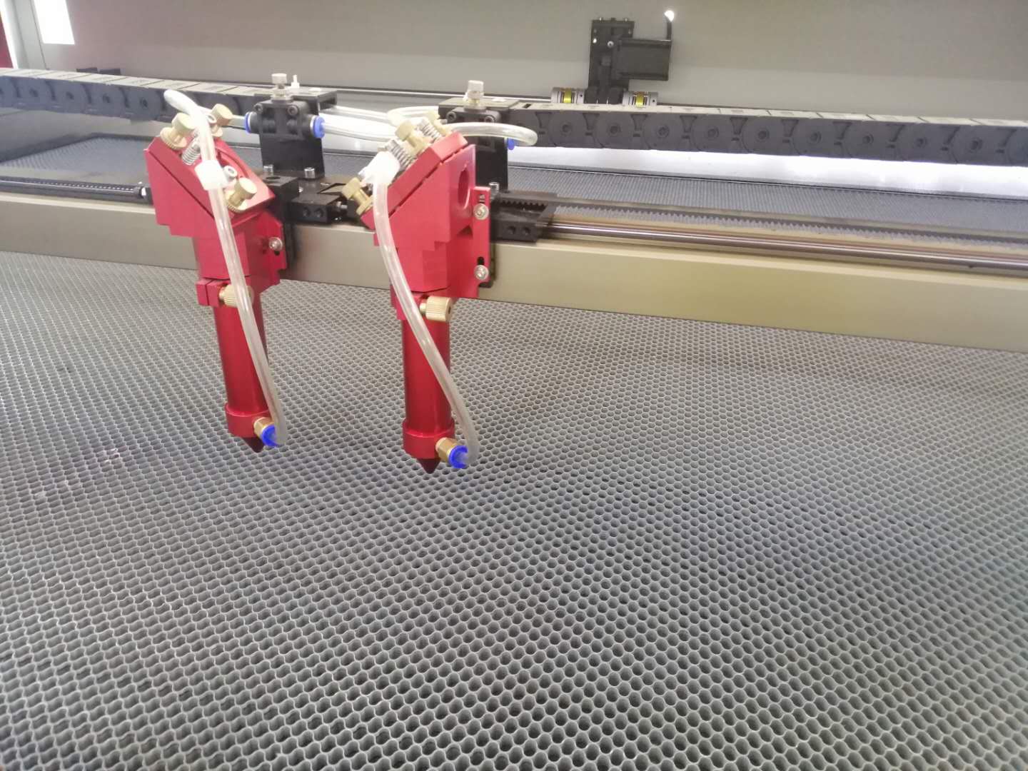 雙頭互移布料激光切割機鏤空適合應用于哪些行業(yè)？