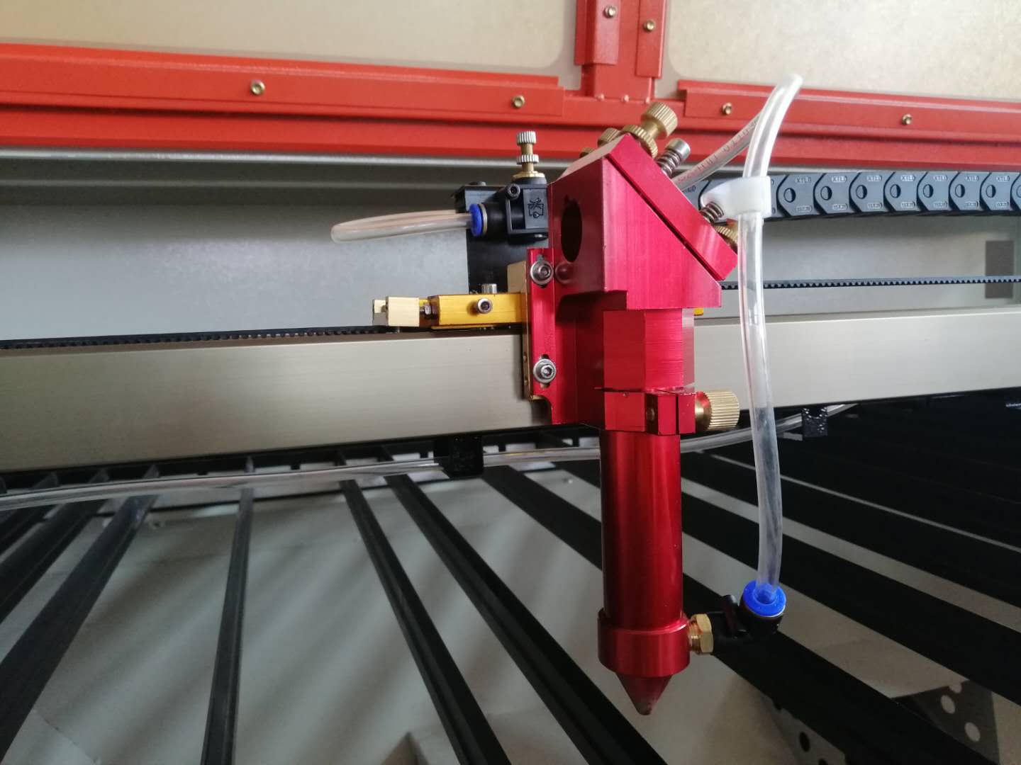 服裝玩具鏤空使用激光切割機(jī)加工起來靈活性強(qiáng)！